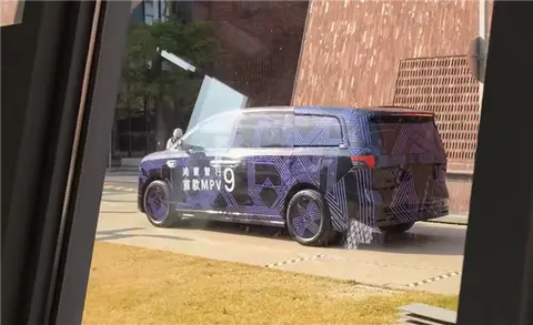 余承东给出超高评价！鸿蒙智行首款MPV定名“智界V9”