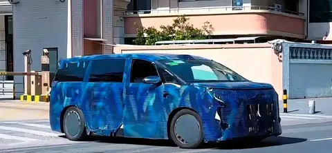 疑似腾势D9L测试谍照 车长或5米4 推插混和纯电版 插混续航超300km